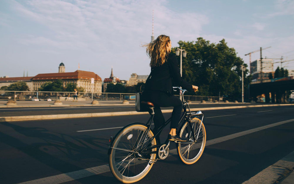 Ragazza in Bicicletta Ragazza in Bicicletta